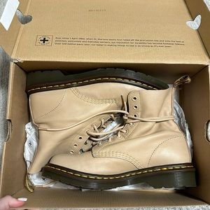 Pascal Dr. Martens Virginia Nude, size US 8. Brand new in box!